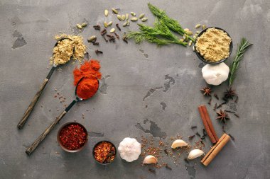 Grunge arkaplanındaki farklı baharatlardan yapılmış çerçeve