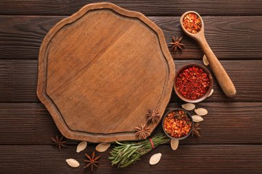 Tahta kaplamalı farklı baharatlar.