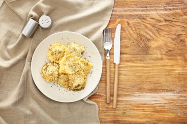 Masada lezzetli ravioli tabağı.