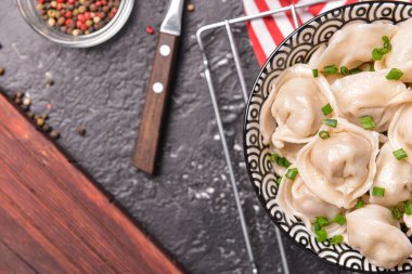 Masada lezzetli köfte ile kase