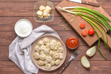 Tabakta lezzetli hamur köfteleri ve soslar var.