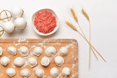 Beyaz arka planda lezzetli hamur tatlısı hazırlanıyor