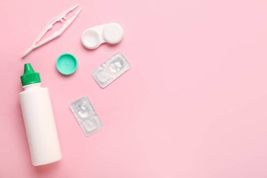 Renk arkaplanına kontak lens, çözüm ve cımbız konteynerleri