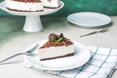 Tabakta çikolatalı cheesecake var.