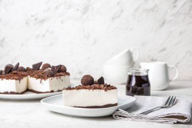 Tabakta çikolatalı cheesecake var.