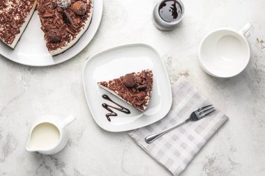 Beyaz arka planda sütlü çikolatalı cheesecake.