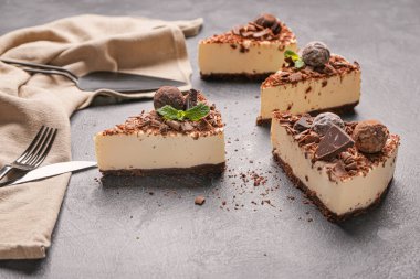 Koyu arkaplanda lezzetli çikolatalı cheesecake parçaları