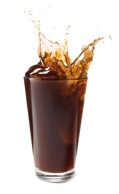 Beyaz arka planda bardakta kahve sıçrıyor.