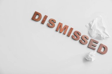 Sözcük, beyaz arkaplan üzerine buruşuk kağıtla dağıtıldı