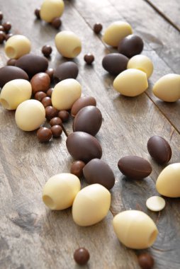 Tahta masada çikolatalı yumurta ve şekerler.