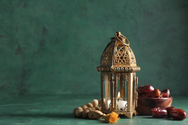 Müslüman lambası ve tasbih renkli arkaplan üzerinde tarihler