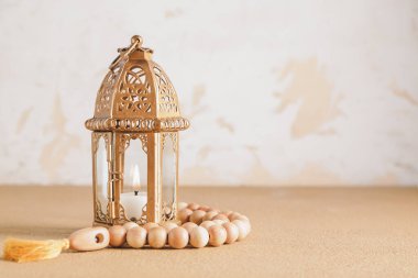 Müslüman lamba ve tasbih masada