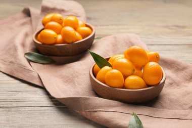 Masada lezzetli kumkat meyveli tabaklar.