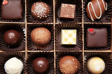 Lezzetli çikolata şekerleriyle dolu bir kutu, yakın plan.