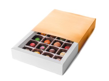 Beyaz arka planda lezzetli çikolata şekerleriyle dolu bir kutu.