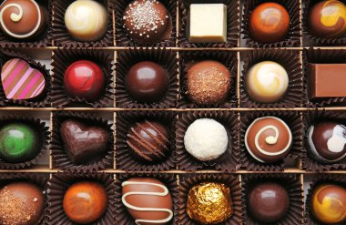 Lezzetli çikolata şekerleriyle dolu bir kutu, yakın plan.