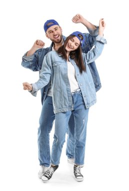 Beyaz arka planda dans eden mutlu genç çift