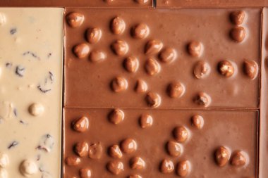 Arka planda fındıklı farklı tatlı çikolata