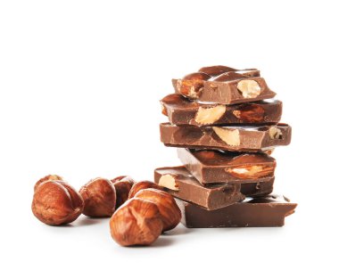 Beyaz arka planda fındıklı tatlı çikolata