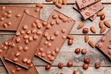 Tahta masada fındıklı çikolata