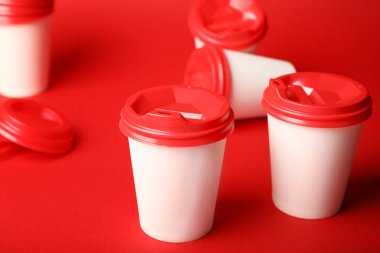 Renkli arka planda paket kahve fincanları