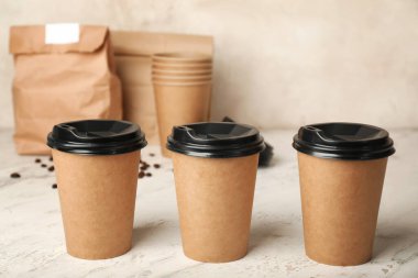 Masanın üzerinde kahve fincanları var.