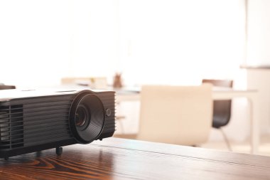 Konferans salonundaki masada video projektörü