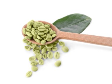 Beyaz arka planda yeşil kahve çekirdekli kaşık.