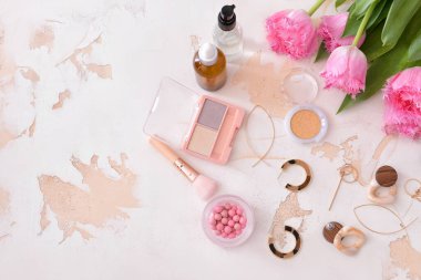 Beyaz arka planda mücevherli makyaj ürünleri