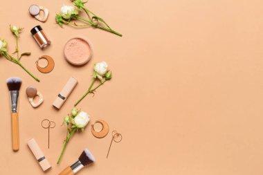 Renk arkaplanında aksesuarları olan makyaj ürünleri