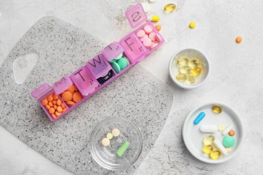 Hafif arka planda farklı haplar içeren kompozisyon