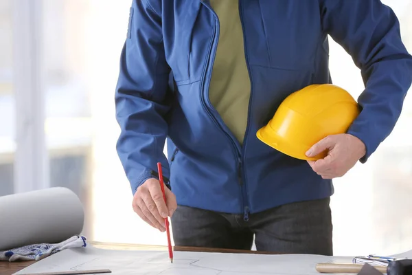 Constructor Masculino Que Trabaja Con Plan Casa Oficina — Foto de Stock