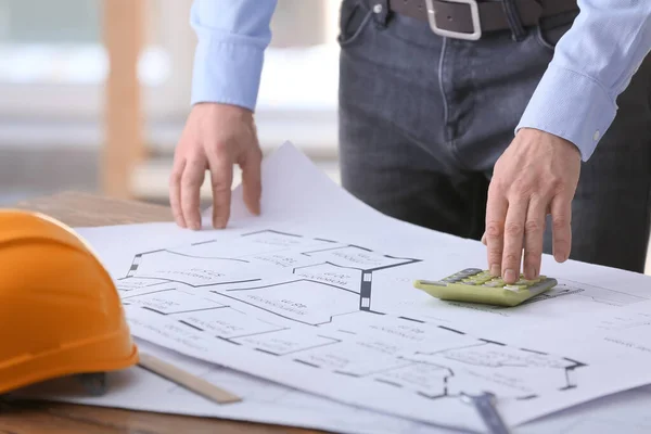 Bâtisseur Masculin Travaillant Avec Plan Maison Dans Bureau — Photo