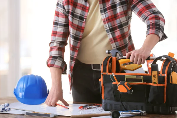 Constructor Masculino Con Herramientas Bolsa Plan Casa Oficina — Foto de Stock