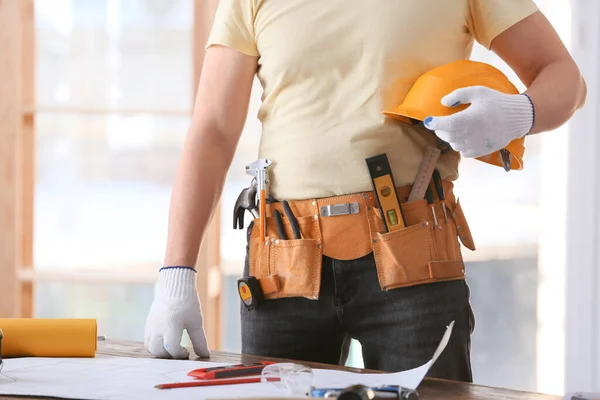 Manlig Byggare Med Hatt Kontoret — Stockfoto