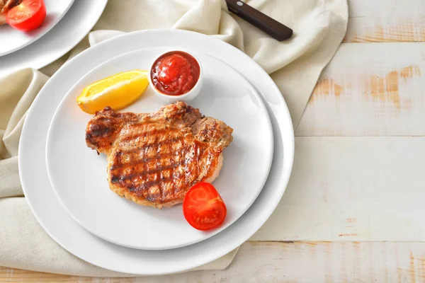 Assiette Avec Steak Porc Cuit Sauce Sur Table — Photo