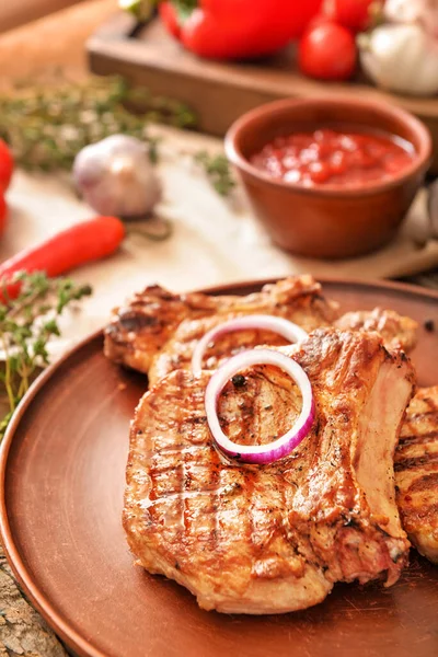 Assiette Avec Steaks Porc Cuits Sur Table Gros Plan — Photo
