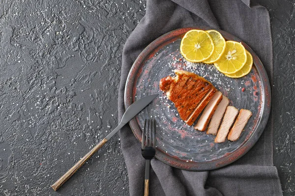 暗い背景に調理された豚肉のステーキプレート — ストック写真