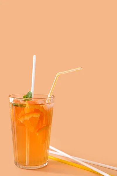 色の背景においしい冷たい氷茶のガラス — ストック写真