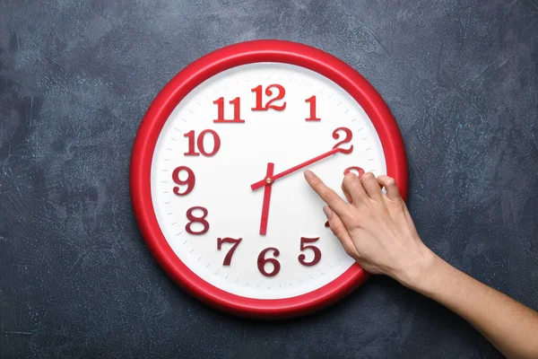 Mano Femenina Con Reloj Sobre Fondo Oscuro Concepto Gestión Del — Foto de Stock