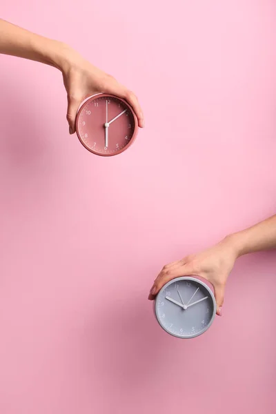 Mains Féminines Avec Des Horloges Sur Fond Couleur Concept Gestion — Photo