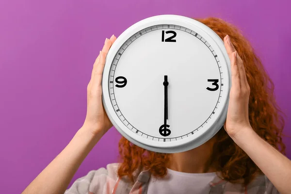 色を背景に時計を持つ女性 時間管理の考え方 — ストック写真