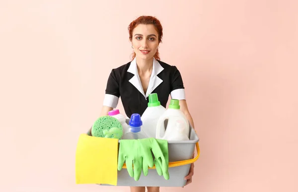 Renkli Temizlik Malzemeleriyle Güzel Bir Oda Hizmetçisi — Stok fotoğraf