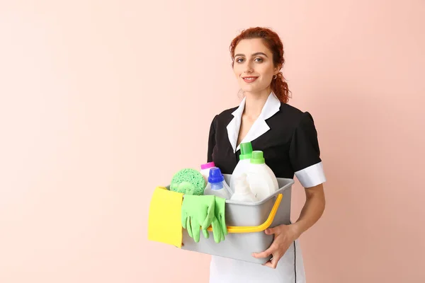 Mooi Jong Kamermeisje Met Schoonmaak Benodigdheden Kleur Achtergrond — Stockfoto