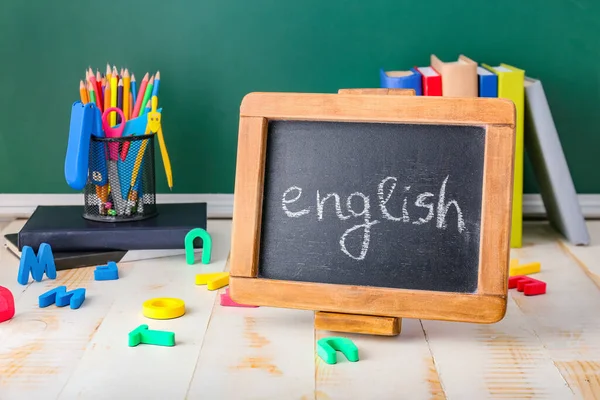 Chalkboard Κείμενο English Και Γραφική Ύλη Στο Τραπέζι Στην Τάξη — Φωτογραφία Αρχείου