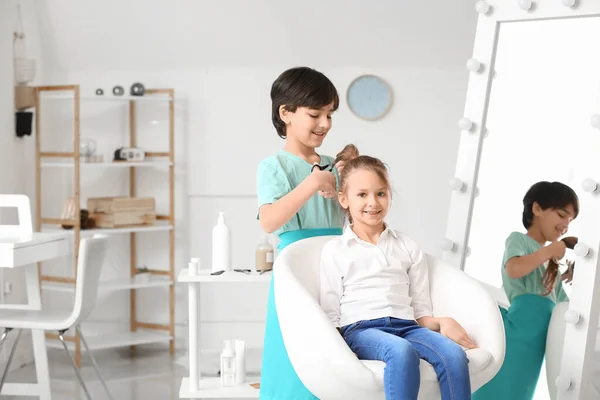 Niedliche Kleine Friseurin Arbeitet Mit Kunden Salon — Stockfoto