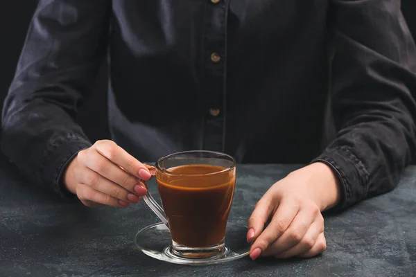 Vrouw Met Glazen Kopje Koude Koffie Donkere Achtergrond — Stockfoto