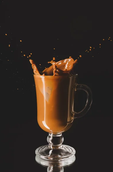 Šplouchání Kávy Skleněném Šálku Tmavém Pozadí — Stock fotografie