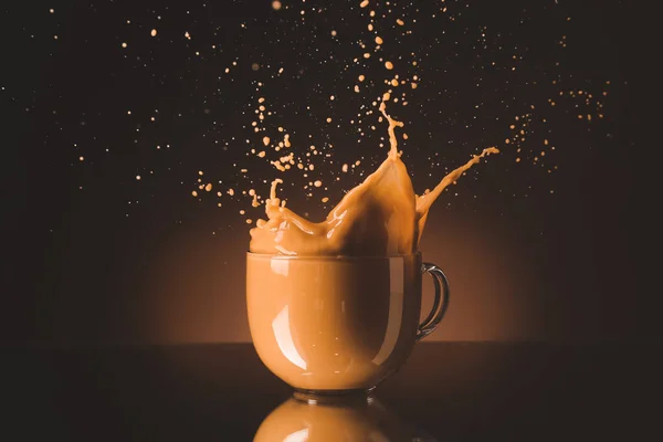 Spruzzo Caffè Tazza Vetro Sfondo Scuro — Foto Stock