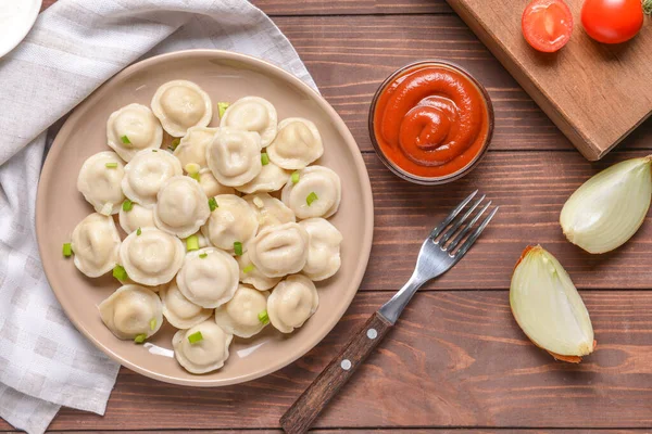 Bord Met Lekkere Knoedels Saus Tafel — Stockfoto